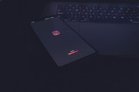 Emotikony czy długie zdania? Jakie komentarze faktycznie budują zasięg na Instagramie w 2026?