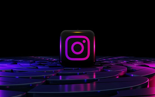 Lajki vs Zapisania i Udostępnienia: Które interakcje algorytm Instagrama ceni najbardziej w 2026 roku?