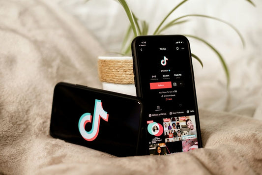 Efekt opóźnionego virala: Dlaczego w 2026 roku Twój TikTok może zdobyć milion wyświetleń miesiąc po publikacji?