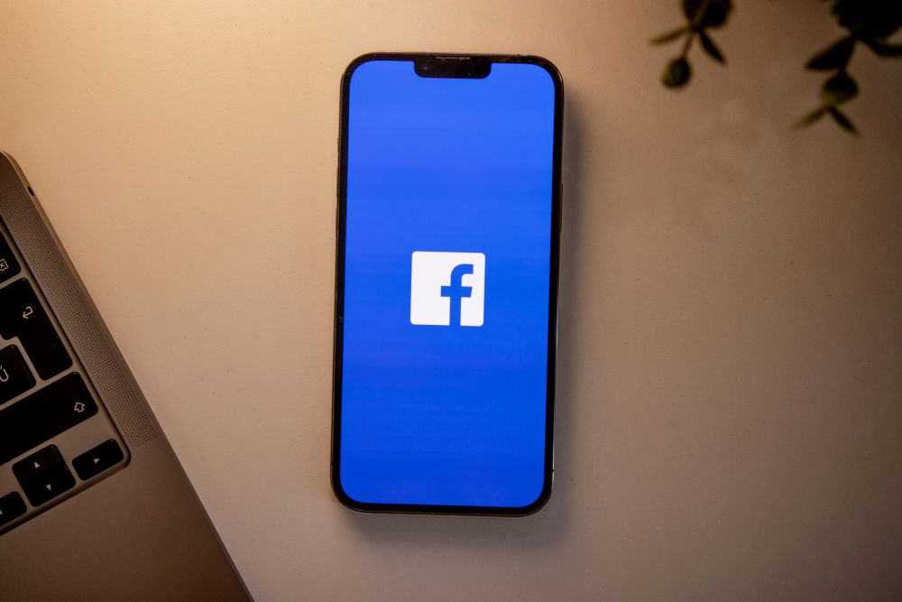 Jak Facebook liczy wyświetlenia wideo w 2026 roku? Zrozum algorytm i pokonaj "szklany sufit"