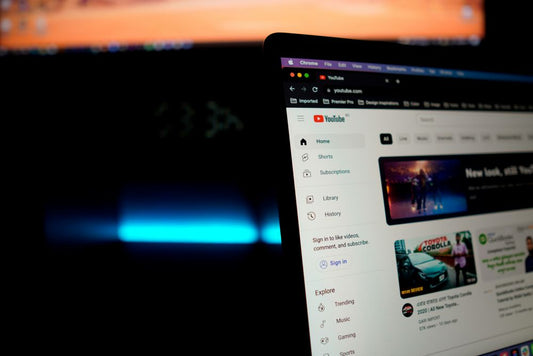Jak zarabiać na YouTube w 2026?