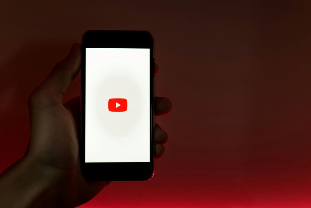 Jak automatyczne i własne reakcje na komentarze budują lojalną społeczność na YouTube?