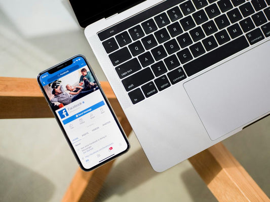 Facebook LIVE w 2026: Dlaczego wyświetlenia "na żywo" ważą dla algorytmu 5 razy więcej niż zwykłe wideo?