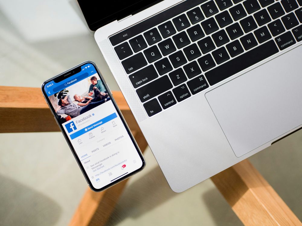 Idealna długość wideo na Facebooku w 2026 – ile sekund buduje największy zasięg?